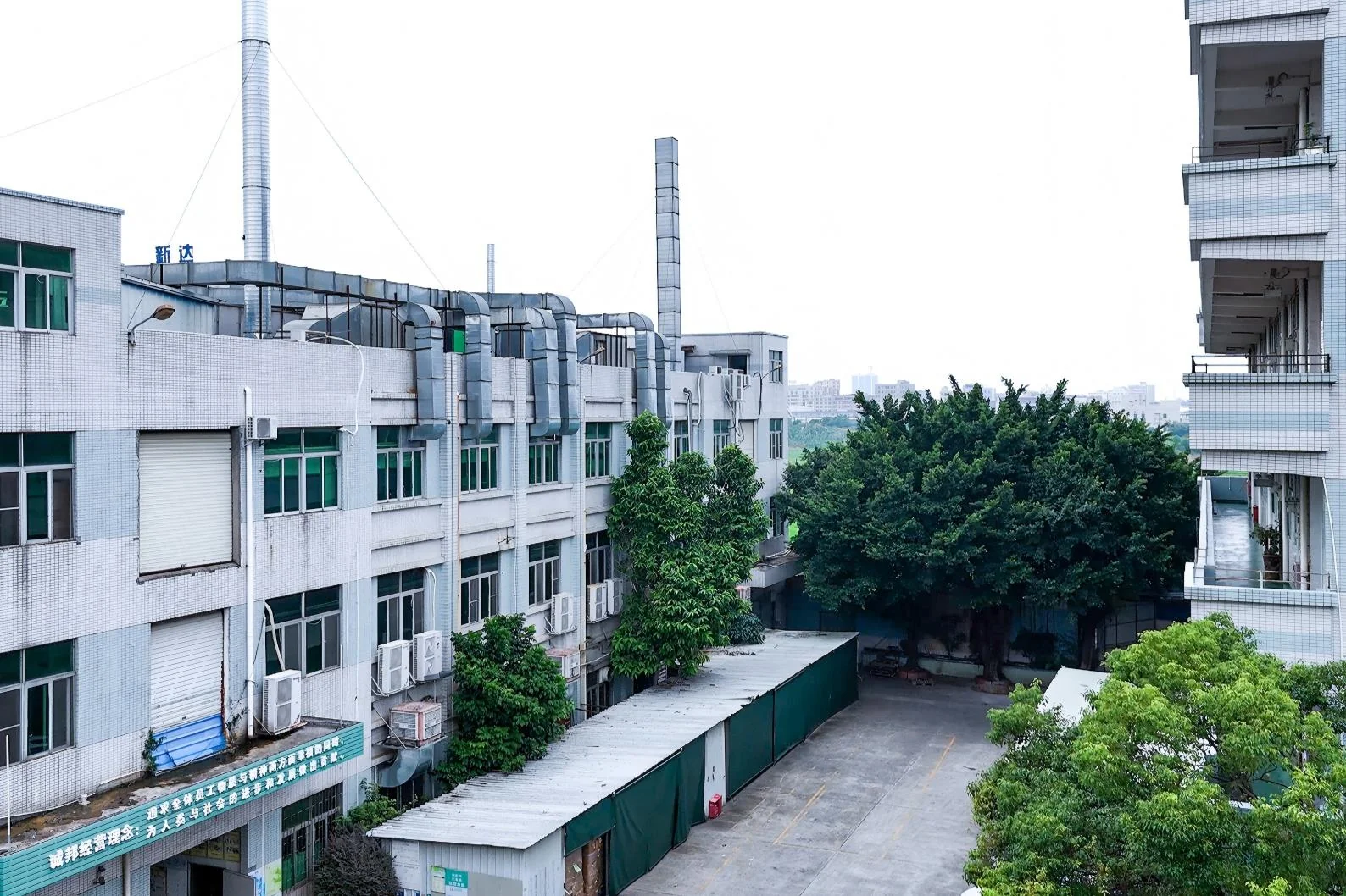 东莞诚邦新材料科技有限公司厂房全貌——集团总部与模具研发中心，位于广东省东莞市寮步镇